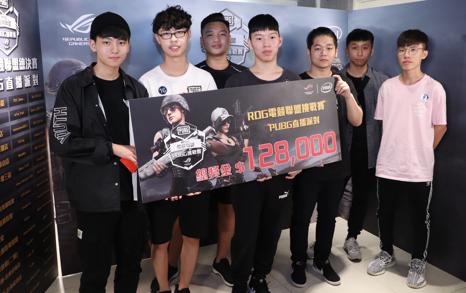 ROG電競聯盟挑戰賽PUBG直播派對總決賽眾多好手贏得賽事總獎金共12萬8千元。 ROG電競聯盟挑戰賽PUBG直播派對總決賽眾多好手贏得賽事總獎金共12萬8千元。