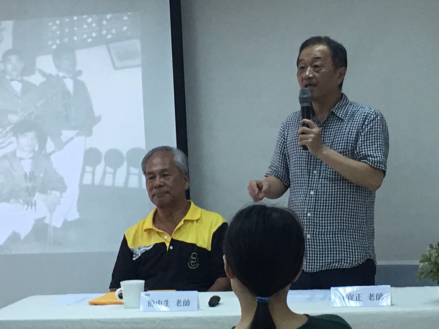 主持人林宜正也以受難者家屬的身分為這段受難經歷提出不同面向的檢視角度。 圖/六都春秋提供 主持人林宜正也以受難者家屬的身分為這段受難經歷提出不同面向的檢視角度。 圖/六都春秋提供