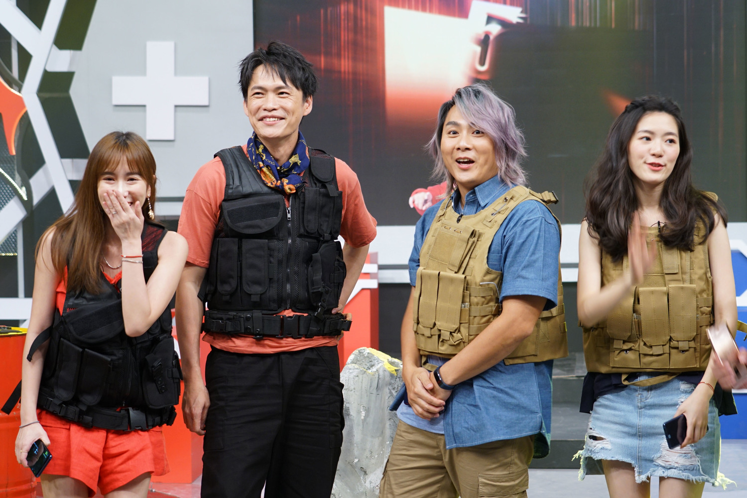 黃鐙輝、王仁甫搭檔主持默契超好。(左一:Apple;右一:助理主持JOJO) 黃鐙輝、王仁甫搭檔主持默契超好。(左一:Apple;右一:助理主持JOJO)
