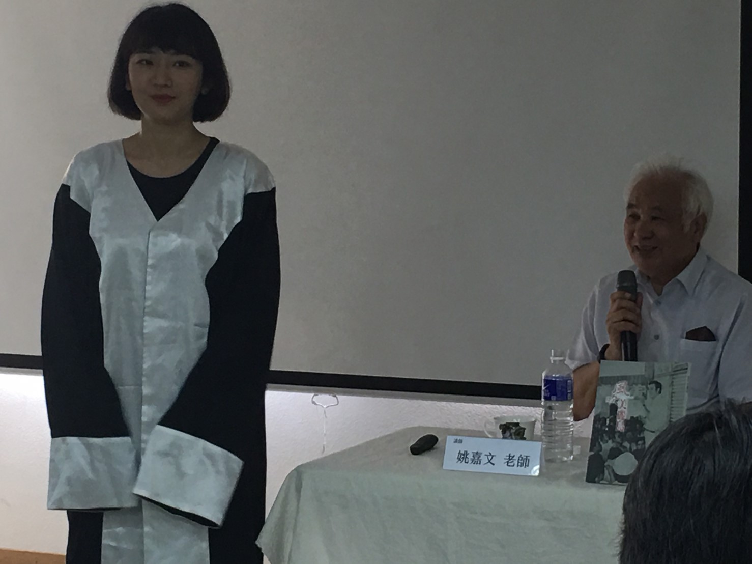 台灣青年基金會執行長謝艾樺(左)穿著姚嘉文律師(右)的律師袍,讓活動場面瞬間熱絡起來。 台灣青年基金會執行長謝艾樺(左)穿著姚嘉文律師(右)的律師袍,讓活動場面瞬間熱絡起來。