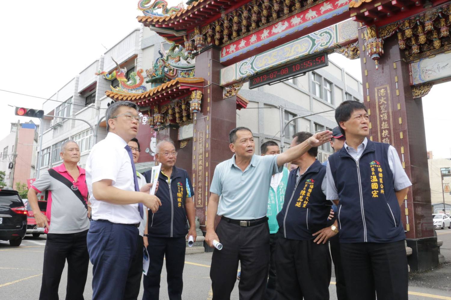 蔡其昌前往他的選區梧棲會勘鄉親關心的路平問題。 取自蔡其昌臉書。 蔡其昌前往他的選區梧棲會勘鄉親關心的路平問題。 取自蔡其昌臉書。