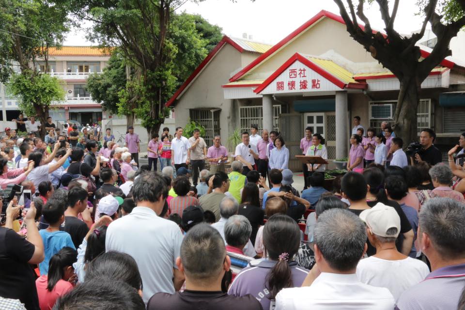 蔡其昌與總統在清水區西社據點聽取民眾意見。(圖/取自蔡其昌臉書) 蔡其昌與總統在清水區西社據點聽取民眾意見。(圖/取自蔡其昌臉書)