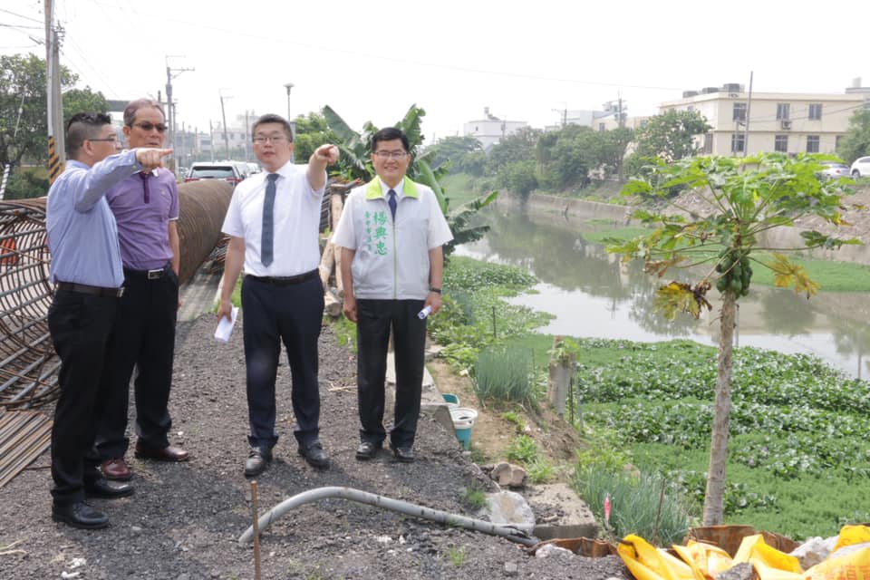 梧棲安良港大排崩落,除原預算之外,蔡其昌再爭取投入6.8億元整治。(圖/取自蔡其昌臉書) 梧棲安良港大排崩落,除原預算之外,蔡其昌再爭取投入6.8億元整治。(圖/取自蔡其昌臉書)