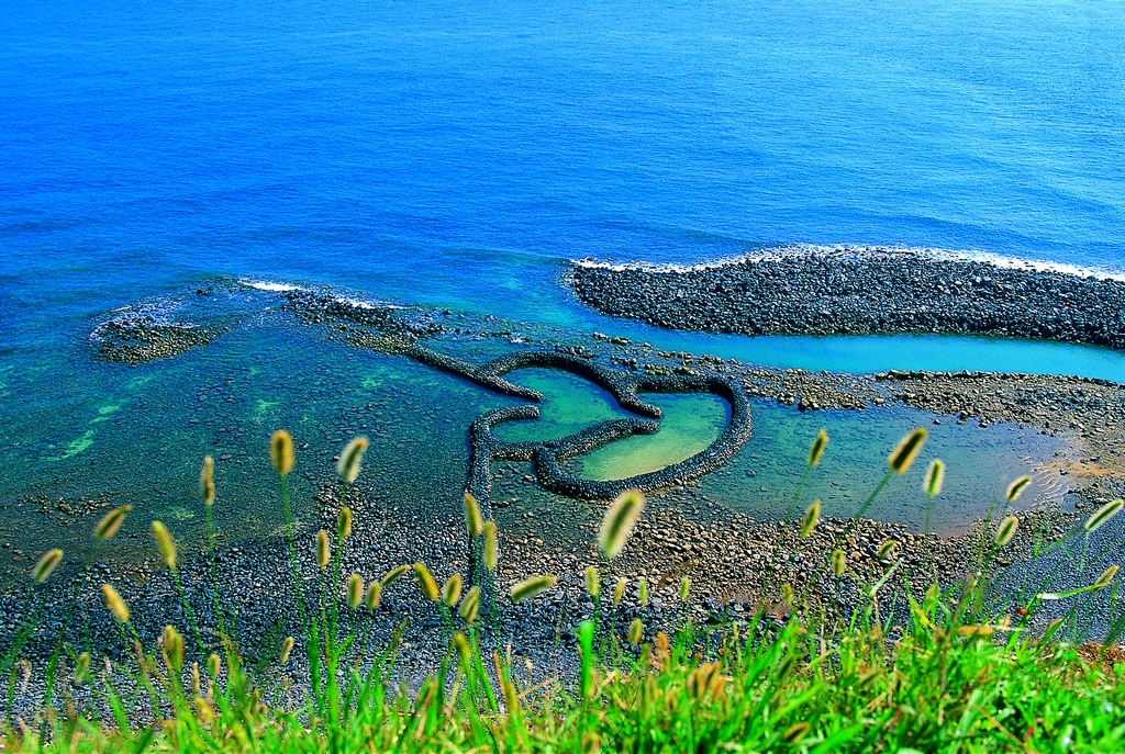 澎湖雙心石滬是情人節「耍浪漫」的最佳註腳。圖:觀光局/提供 澎湖雙心石滬是情人節「耍浪漫」的最佳註腳。圖:觀光局/提供