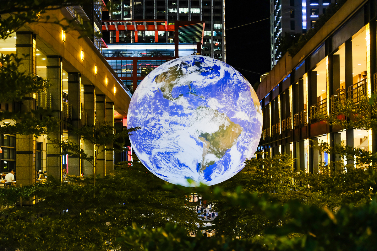 英國藝術家 Luke Jerram 的巡迴作品蓋亞 (Gaia)將 NASA 授權真實地球 180 萬分之一的飄浮地球帶至台北。圖:謝佳真/攝 英國藝術家 Luke Jerram 的巡迴作品蓋亞 (Gaia)將 NASA 授權真實地球 180 萬分之一的飄浮地球帶至台北。圖:謝佳真/攝