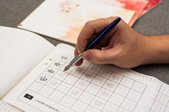 針對練字需求，手寫時光開發部首、筆劃、結構三大主題字帖「間隔式描紅」，搭配字帖本內附上 QR Code 教學影片，讓許多入門的學生，輕鬆體驗書寫的樂趣。　圖：手寫時光／提供