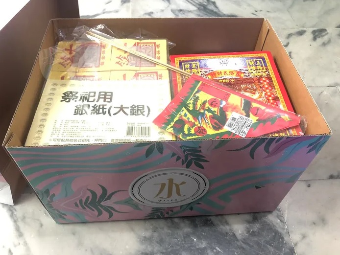 當原 PO 一打開箱子之後發現，居然是滿滿的「金紙銀紙」，令原 PO 非常不敢置信。