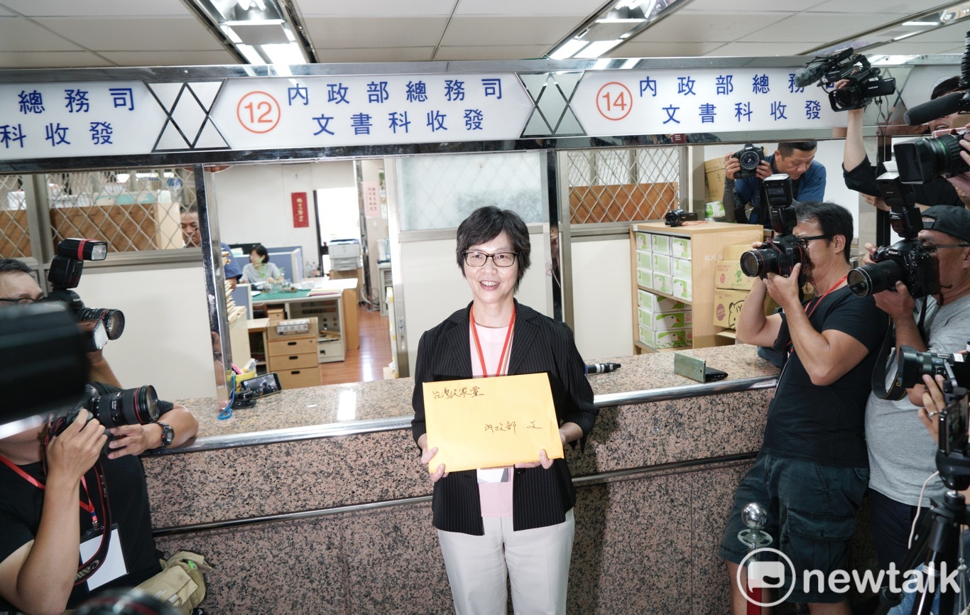 蔡壁如到內政部遞交台灣民眾黨創黨公文書。 圖:張良一 / 攝 蔡壁如到內政部遞交台灣民眾黨創黨公文書。 圖:張良一 / 攝