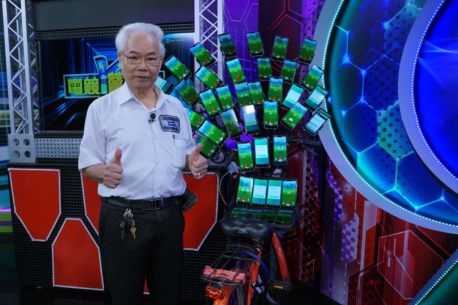 寶可夢阿伯陳三元的抓寶神氣超威，42隻手機排開猶如孔雀開屏。