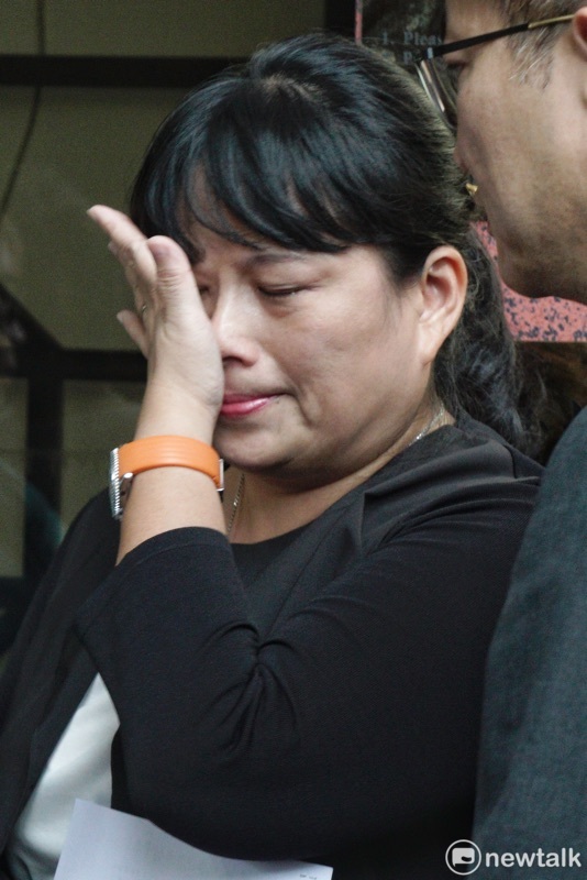紙風車文教基金會副執行長張敏宜談到律師葉慶元的指控激動落淚。 圖:張良一/攝 紙風車文教基金會副執行長張敏宜談到律師葉慶元的指控激動落淚。 圖:張良一/攝