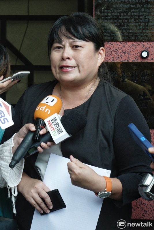紙風車文教基金會副執行長張敏宜到北檢對葉慶元律師提出妨害名譽告訴。 圖:張良一/攝 紙風車文教基金會副執行長張敏宜到北檢對葉慶元律師提出妨害名譽告訴。 圖:張良一/攝