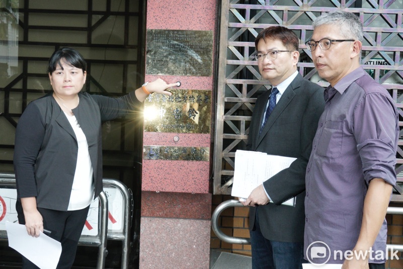 紙風車文教基金會副執行長張敏宜與委任律師莊正至北檢對葉慶元律師提出妨害名譽告訴。 圖:張良一/攝 紙風車文教基金會副執行長張敏宜與委任律師莊正至北檢對葉慶元律師提出妨害名譽告訴。 圖:張良一/攝