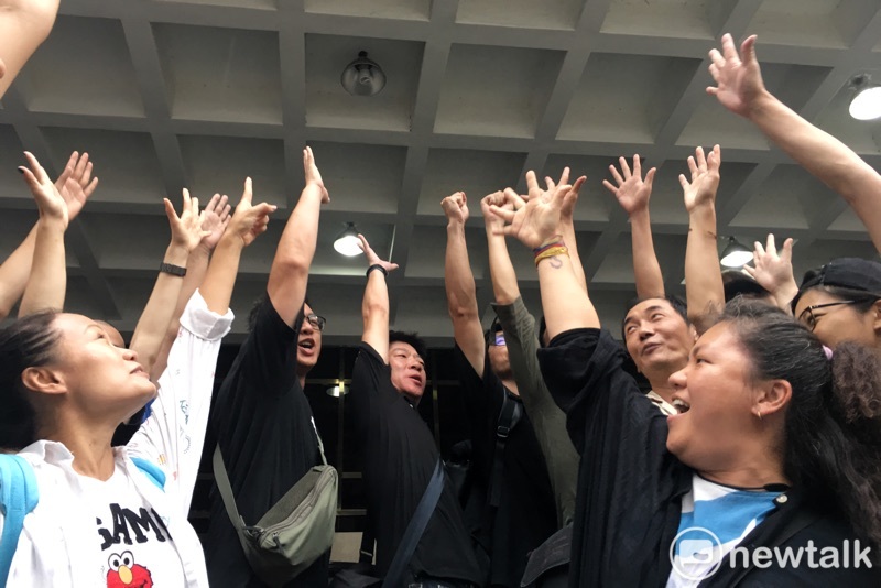紙風車劇團成員在北檢前相互加油打氣。 圖:張良一/攝 紙風車劇團成員在北檢前相互加油打氣。 圖:張良一/攝