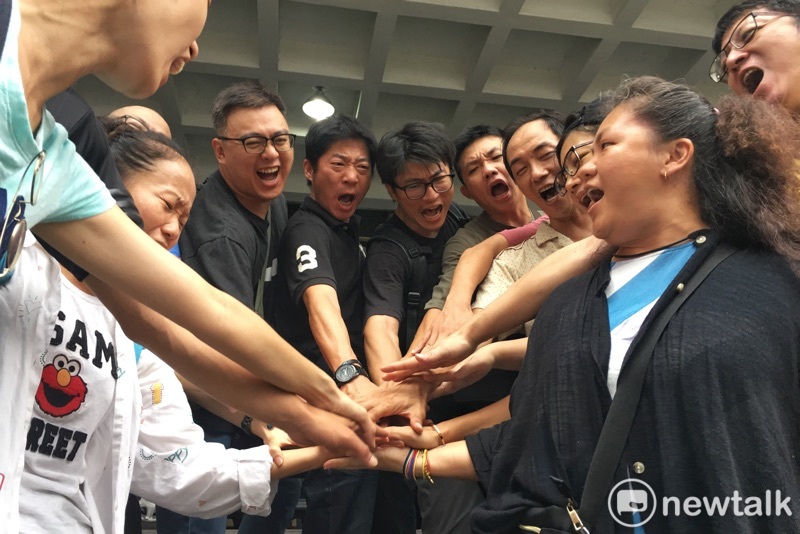 紙風車劇團成員在北檢前相互加油打氣。 圖:張良一/攝 紙風車劇團成員在北檢前相互加油打氣。 圖:張良一/攝