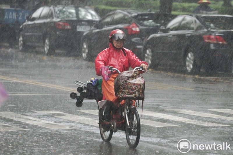 利奇馬颱風來襲,台北市區仍有長者在大雨中騎車。 圖:張良一/攝 利奇馬颱風來襲,台北市區仍有長者在大雨中騎車。 圖:張良一/攝