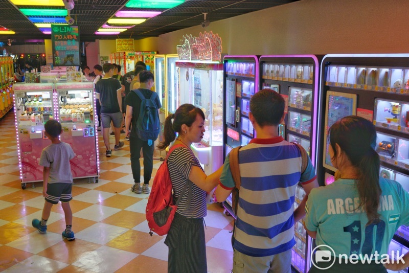 室內遊樂場出現許多帶著孩童的家長,藉這次的颱風假給孩子留下愉快童年。 圖:張良一/攝 室內遊樂場出現許多帶著孩童的家長,藉這次的颱風假給孩子留下愉快童年。 圖:張良一/攝