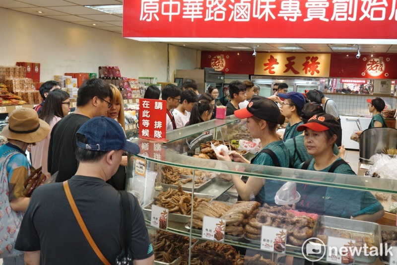 西門町滷味店被購物人潮塞爆,絲毫未因颱風打消民眾對「吃」的渴望。 圖:張良一/攝 西門町滷味店被購物人潮塞爆,絲毫未因颱風打消民眾對「吃」的渴望。 圖:張良一/攝