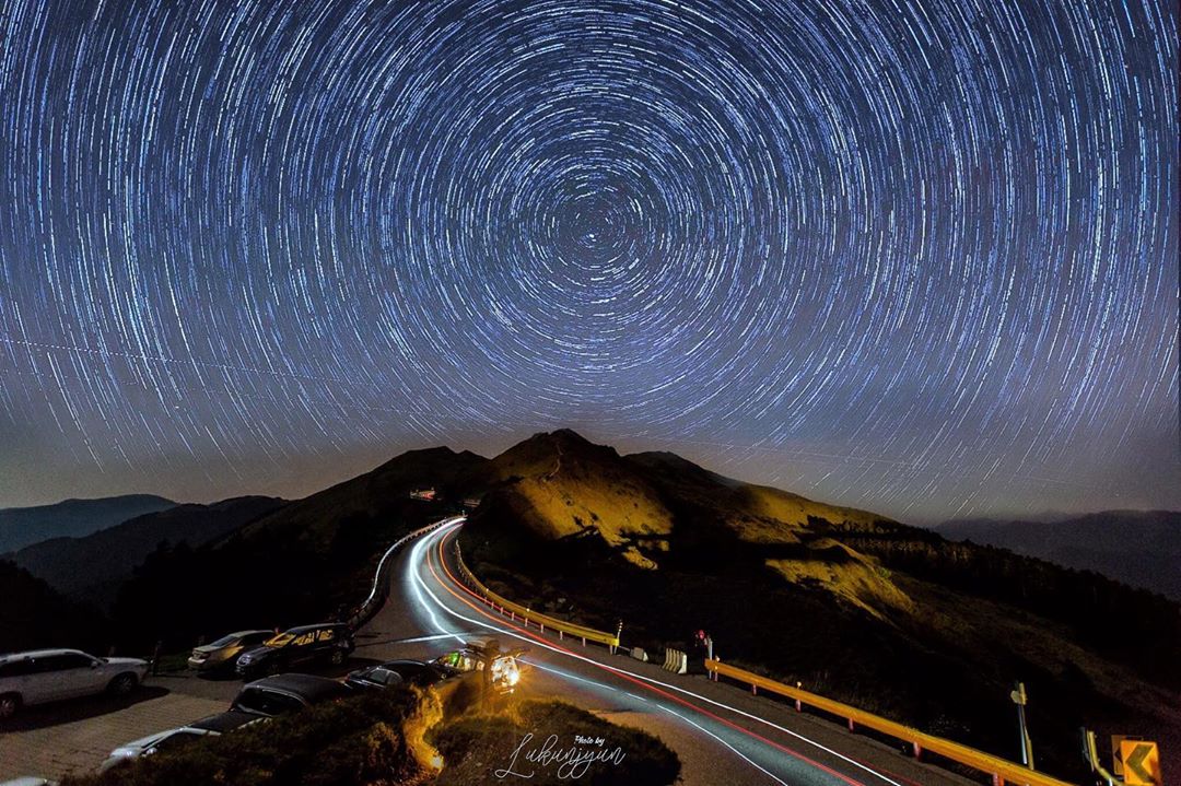 以石門山為背景拍攝,可拍出眾星圍繞北極星旋轉的星軌。圖:IG/lukunzun提供 以石門山為背景拍攝,可拍出眾星圍繞北極星旋轉的星軌。圖:IG/lukunzun提供