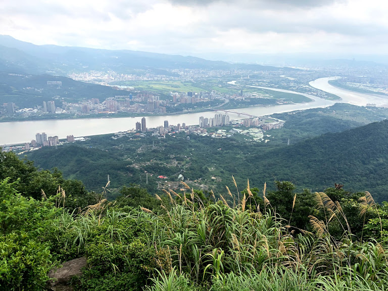 硬漢嶺登頂前的牌樓刻著「走路要找難路走,挑擔要揀重擔挑」、「為學硬漢而來,為作硬漢而去」,彰顯硬漢之氣魄。圖:新北市觀光局/提供 硬漢嶺登頂前的牌樓刻著「走路要找難路走,挑擔要揀重擔挑」、「為學硬漢而來,為作硬漢而去」,彰顯硬漢之氣魄。圖:新北市觀光局/提供