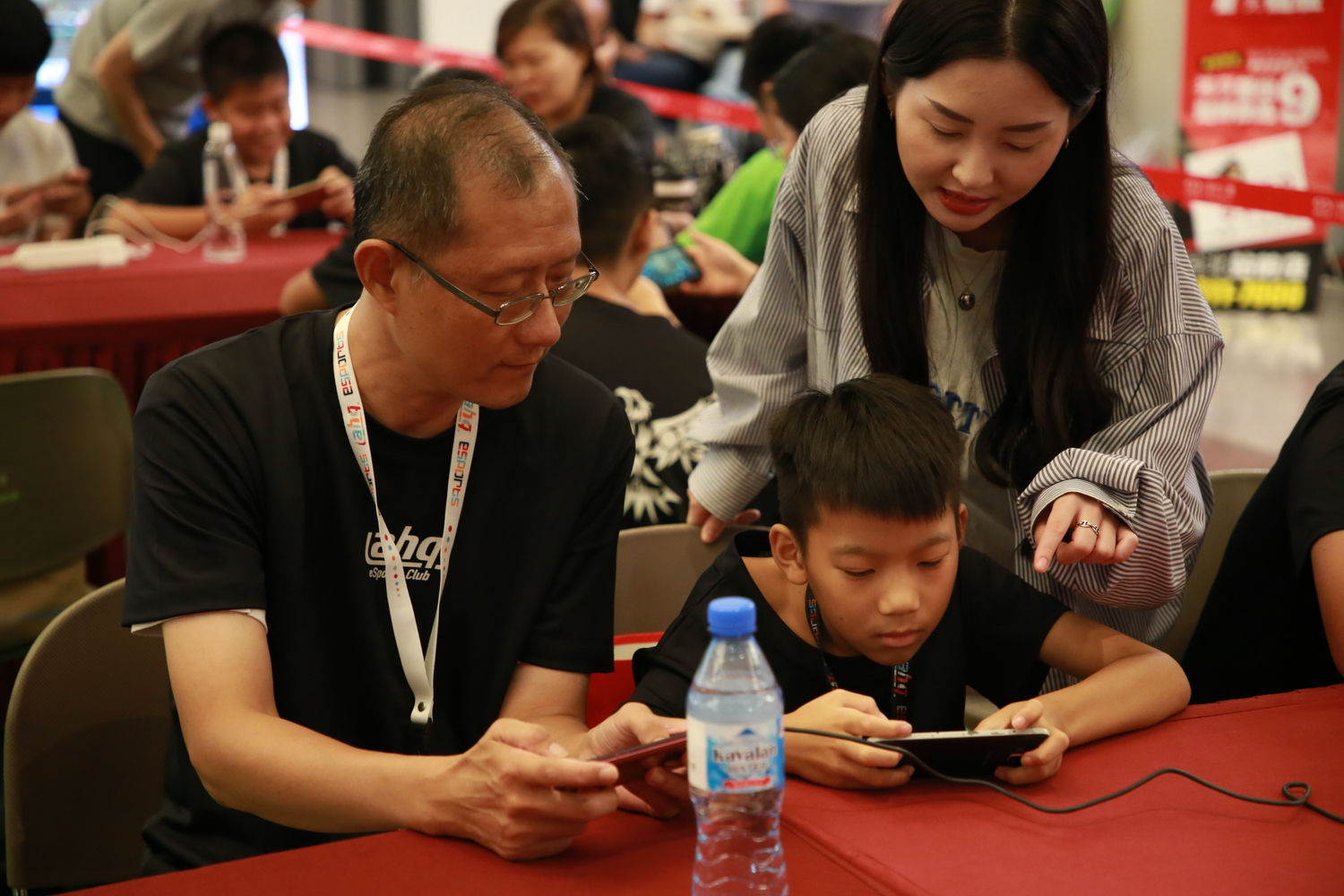 ahq職業電競俱樂部與新光人壽合作舉辦首屆電競營，著重親子溝通與電競體驗，圖為助教正在指導親子一同進行《傳說對決》