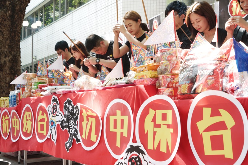 十多位跨黨派、跨縣市市議員上午在NCC前舉辦「中元普渡踩紅媒改普渡NCC NCC普渡」活動,宣誓成立跨黨派跨縣市的「抗中保台踩紅媒大聯盟」,並發表聯盟宣言,要求NCC還給人民下架紅媒的權利。 圖:張良一/攝 十多位跨黨派、跨縣市市議員上午在NCC前舉辦「中元普渡踩紅媒改普渡NCC NCC普渡」活動,宣誓成立跨黨派跨縣市的「抗中保台踩紅媒大聯盟」,並發表聯盟宣言,要求NCC還給人民下架紅媒的權利。 圖:張良一/攝