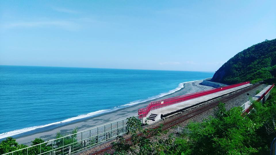 多良車站的紅色欄杆與湛藍海水互相輝映。圖:觀光局/提供 多良車站的紅色欄杆與湛藍海水互相輝映。圖:觀光局/提供