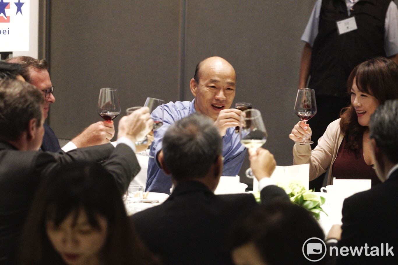 高雄市長韓國瑜美國商會演講前餐敍,別人喝紅酒、白酒,韓國瑜刻意喝可樂。 圖:張良一/攝 高雄市長韓國瑜美國商會演講前餐敍,別人喝紅酒、白酒,韓國瑜刻意喝可樂。 圖:張良一/攝