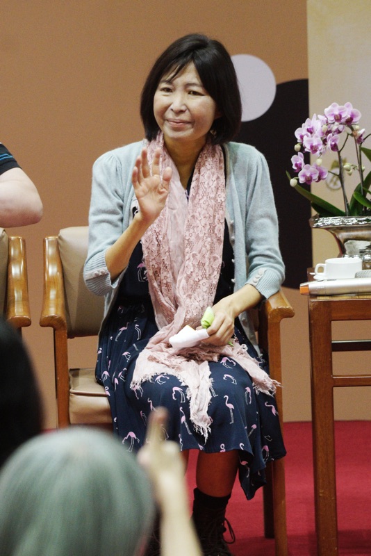 行政院長蘇貞昌在行政院頒發金鼎獎特別貢獻獎給兒童文學作家幸佳慧。 圖:張良一/攝 行政院長蘇貞昌在行政院頒發金鼎獎特別貢獻獎給兒童文學作家幸佳慧。 圖:張良一/攝