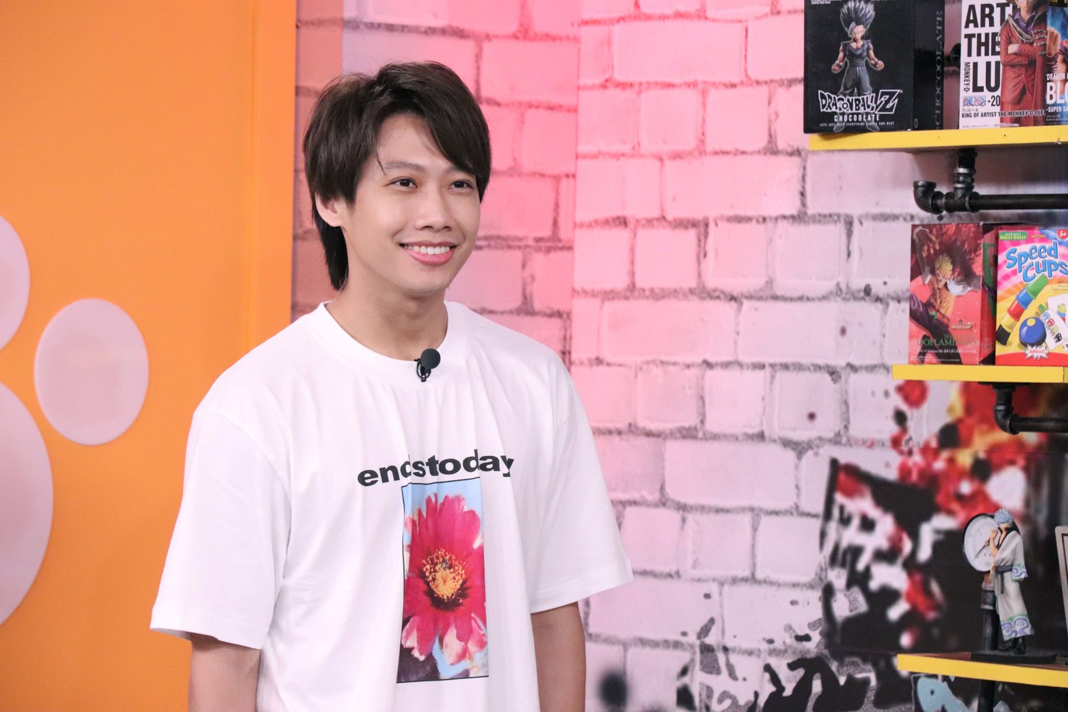 當紅YouTuber「這群人」尼克,來《Game什麼東西》跟主持人阿達及電玩正妹群一起打遊戲、演短劇。 當紅YouTuber「這群人」尼克,來《Game什麼東西》跟主持人阿達及電玩正妹群一起打遊戲、演短劇。