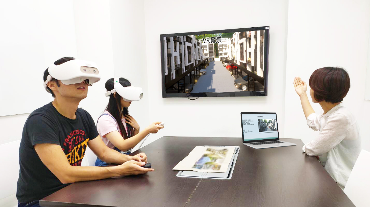 透過中控系統,即可同時帶領6名消費者,透過VIVE Focus 裝置沉浸於擬真空間中 透過中控系統,即可同時帶領6名消費者,透過VIVE Focus 裝置沉浸於擬真空間中