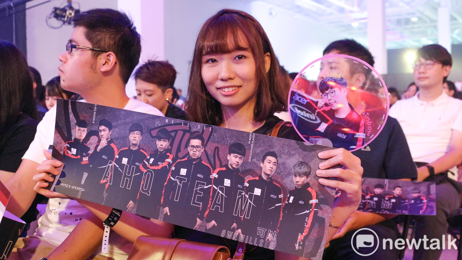 現場許多 A 粉大聲為 ahq 搖旗吶喊 現場許多 A 粉大聲為 ahq 搖旗吶喊