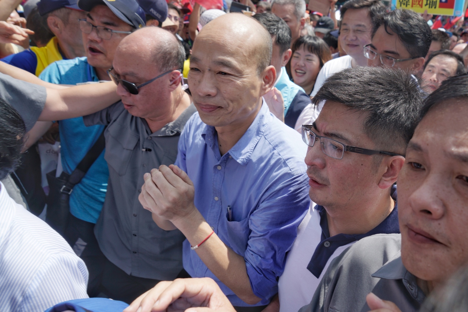 國民黨總統參選人韓國瑜到彰化地區參拜多個鄉鎮的宮廟,希望能挽救直往下墜的民調,韓國瑜上午十時來到首站的鹿港天后宮,並在彰化縣長王美惠、國民黨立委柯呈枋的陪同下向天后宮媽祖參拜。 圖:張良一/攝 國民黨總統參選人韓國瑜到彰化地區參拜多個鄉鎮的宮廟,希望能挽救直往下墜的民調,韓國瑜上午十時來到首站的鹿港天后宮,並在彰化縣長王美惠、國民黨立委柯呈枋的陪同下向天后宮媽祖參拜。 圖:張良一/攝