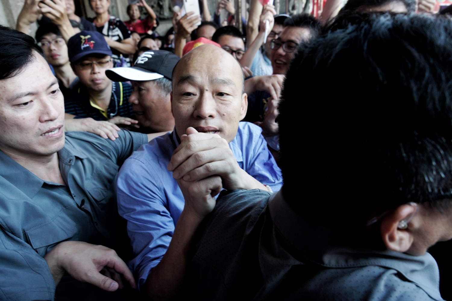 國民黨總統參選人韓國瑜到彰化地區參拜多個鄉鎮的宮廟,希望能挽救直往下墜的民調,韓國瑜上午十時來到首站的鹿港天后宮,並在彰化縣長王美惠、國民黨立委柯呈枋的陪同下向天后宮媽祖參拜。 圖:張良一/攝 國民黨總統參選人韓國瑜到彰化地區參拜多個鄉鎮的宮廟,希望能挽救直往下墜的民調,韓國瑜上午十時來到首站的鹿港天后宮,並在彰化縣長王美惠、國民黨立委柯呈枋的陪同下向天后宮媽祖參拜。 圖:張良一/攝