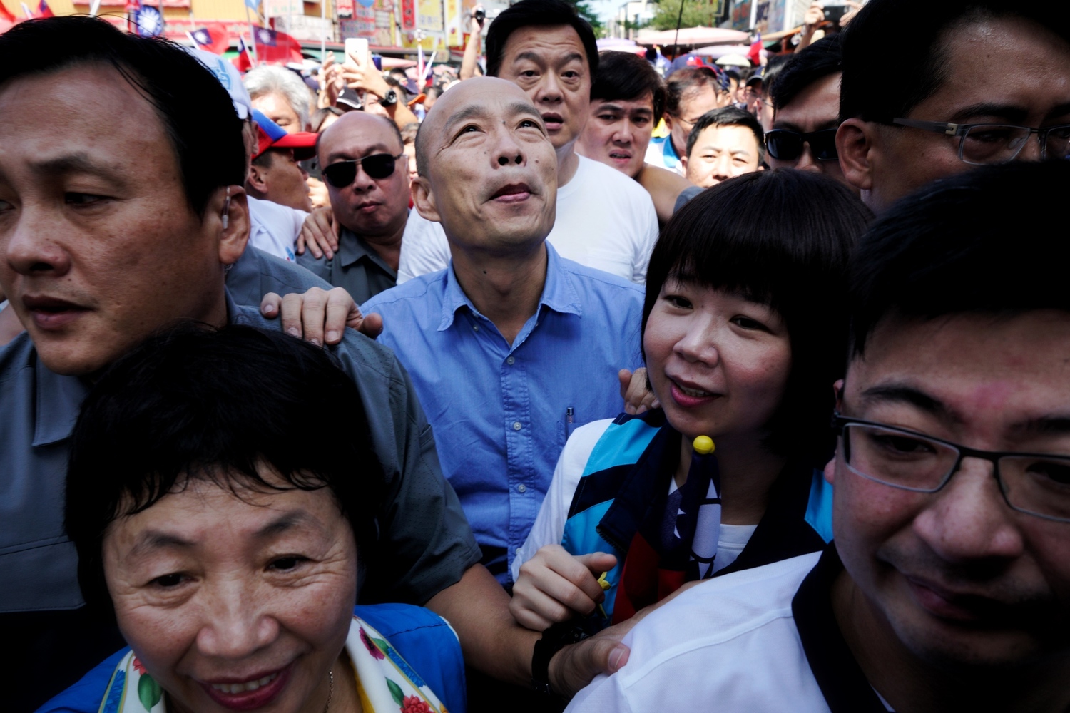 國民黨總統參選人韓國瑜到彰化地區參拜多個鄉鎮的宮廟,希望能挽救直往下墜的民調,韓國瑜上午十時來到首站的鹿港天后宮,並在彰化縣長王美惠、國民黨立委柯呈枋的陪同下向天后宮媽祖參拜。 圖:張良一/攝 國民黨總統參選人韓國瑜到彰化地區參拜多個鄉鎮的宮廟,希望能挽救直往下墜的民調,韓國瑜上午十時來到首站的鹿港天后宮,並在彰化縣長王美惠、國民黨立委柯呈枋的陪同下向天后宮媽祖參拜。 圖:張良一/攝