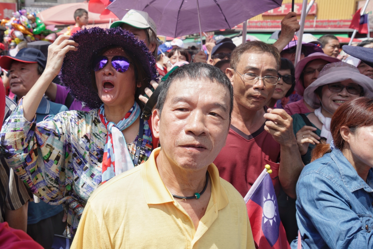 國民黨總統參選人韓國瑜到彰化地區參拜多個鄉鎮的宮廟,希望能挽救直往下墜的民調,韓國瑜上午十時來到首站的鹿港天后宮,數百位堅定韓粉在天后宮外守候等待韓國瑜的到來。 圖:張良一/攝 國民黨總統參選人韓國瑜到彰化地區參拜多個鄉鎮的宮廟,希望能挽救直往下墜的民調,韓國瑜上午十時來到首站的鹿港天后宮,數百位堅定韓粉在天后宮外守候等待韓國瑜的到來。 圖:張良一/攝