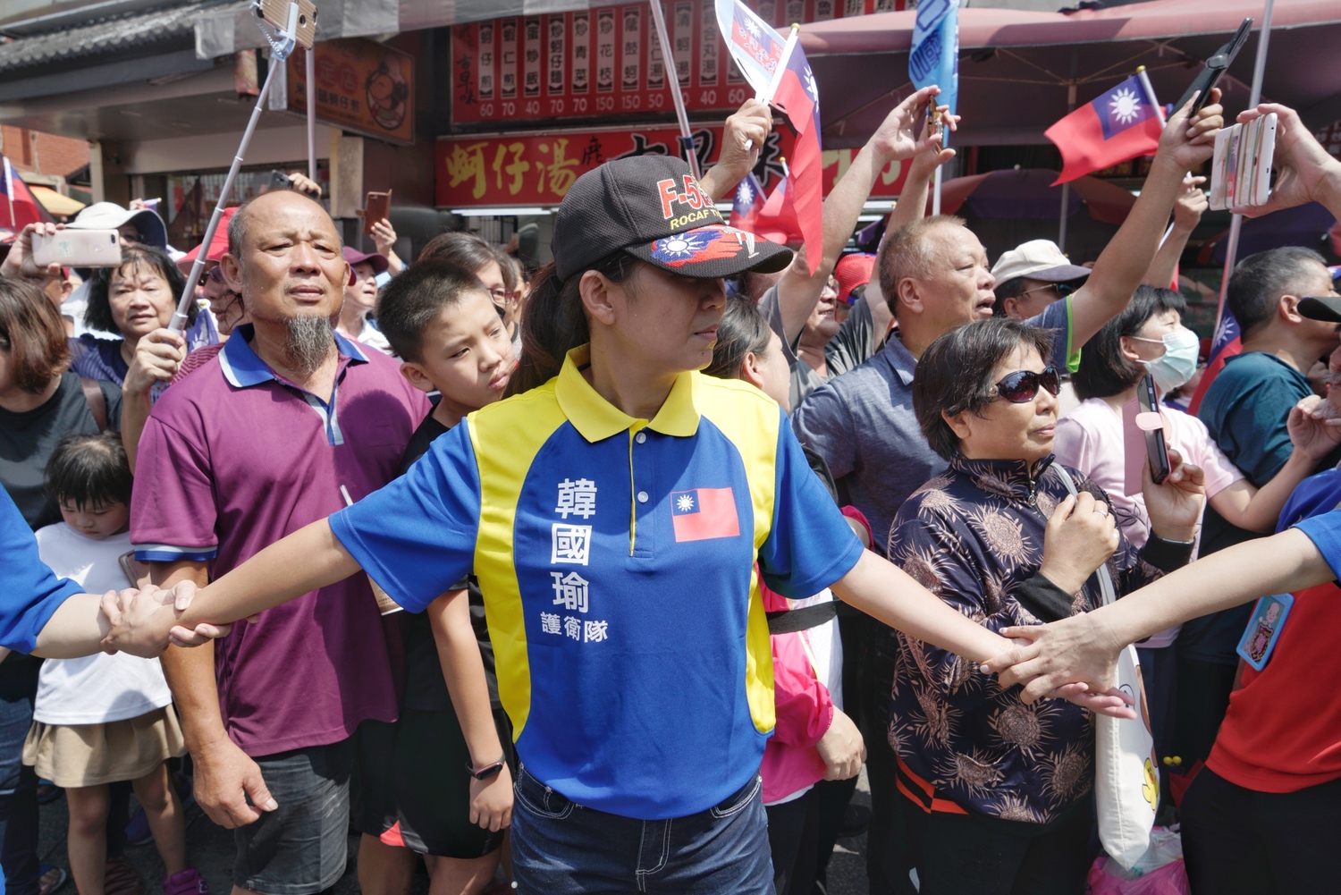 國民黨總統參選人韓國瑜到彰化地區參拜多個鄉鎮的宮廟,希望能挽救直往下墜的民調,韓國瑜上午十時來到首站的鹿港天后宮,數百位堅定韓粉在天后宮外守候等待韓國瑜的到來。 圖:張良一/攝 國民黨總統參選人韓國瑜到彰化地區參拜多個鄉鎮的宮廟,希望能挽救直往下墜的民調,韓國瑜上午十時來到首站的鹿港天后宮,數百位堅定韓粉在天后宮外守候等待韓國瑜的到來。 圖:張良一/攝
