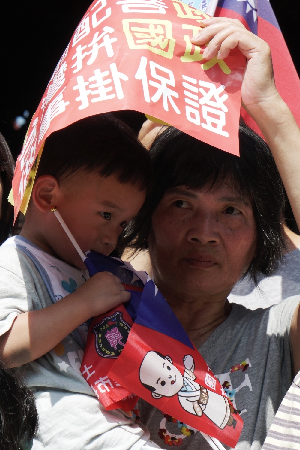 國民黨總統參選人韓國瑜到彰化地區參拜多個鄉鎮的宮廟,希望能挽救直往下墜的民調,韓國瑜上午十時來到首站的鹿港天后宮,數百位堅定韓粉在天后宮外守候等待韓國瑜的到來。 圖:張良一/攝 國民黨總統參選人韓國瑜到彰化地區參拜多個鄉鎮的宮廟,希望能挽救直往下墜的民調,韓國瑜上午十時來到首站的鹿港天后宮,數百位堅定韓粉在天后宮外守候等待韓國瑜的到來。 圖:張良一/攝