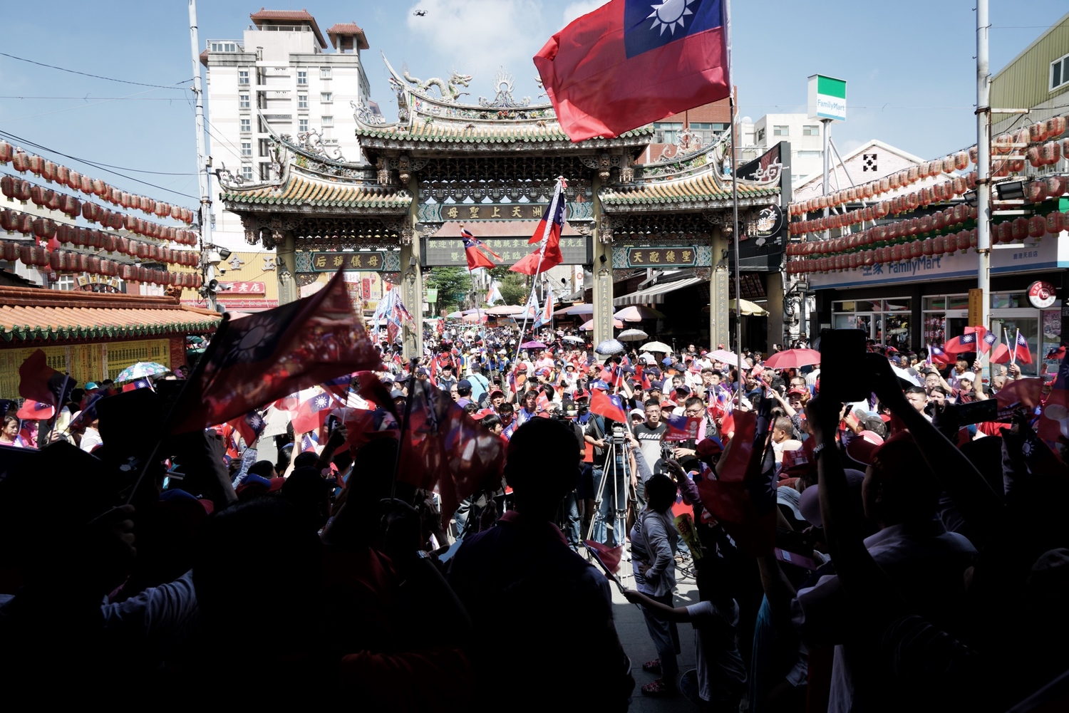 國民黨總統參選人韓國瑜到彰化地區參拜多個鄉鎮的宮廟,希望能挽救直往下墜的民調,韓國瑜上午十時來到首站的鹿港天后宮,數百位堅定韓粉在天后宮外守候等待韓國瑜的到來。 圖:張良一/攝 國民黨總統參選人韓國瑜到彰化地區參拜多個鄉鎮的宮廟,希望能挽救直往下墜的民調,韓國瑜上午十時來到首站的鹿港天后宮,數百位堅定韓粉在天后宮外守候等待韓國瑜的到來。 圖:張良一/攝