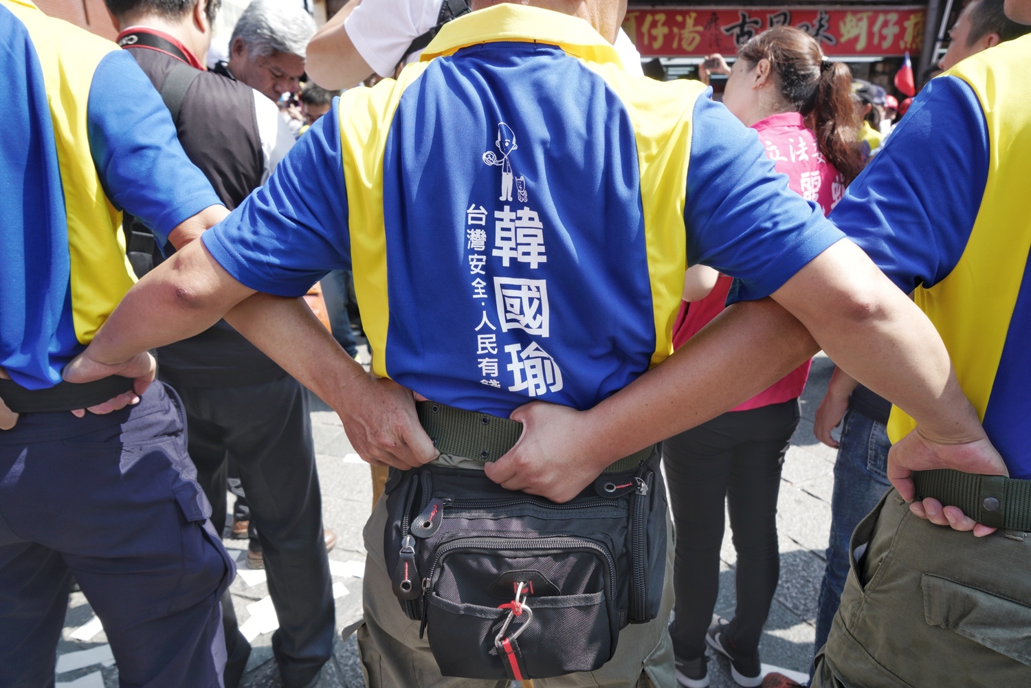 國民黨總統參選人韓國瑜到彰化地區參拜多個鄉鎮的宮廟,希望能挽救直往下墜的民調,韓國瑜上午十時來到首站的鹿港天后宮,數百位堅定韓粉在天后宮外守候等待韓國瑜的到來。圖為韓國瑜護衛隊手拉手阻擋民眾越界。 圖:張良一/攝 國民黨總統參選人韓國瑜到彰化地區參拜多個鄉鎮的宮廟,希望能挽救直往下墜的民調,韓國瑜上午十時來到首站的鹿港天后宮,數百位堅定韓粉在天后宮外守候等待韓國瑜的到來。圖為韓國瑜護衛隊手拉手阻擋民眾越界。 圖:張良一/攝