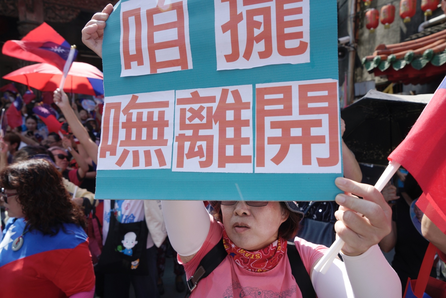 國民黨總統參選人韓國瑜到彰化地區參拜多個鄉鎮的宮廟,希望能挽救直往下墜的民調,韓國瑜上午十時來到首站的鹿港天后宮,數百位堅定韓粉在天后宮外守候等待韓國瑜的到來。 圖:張良一/攝 國民黨總統參選人韓國瑜到彰化地區參拜多個鄉鎮的宮廟,希望能挽救直往下墜的民調,韓國瑜上午十時來到首站的鹿港天后宮,數百位堅定韓粉在天后宮外守候等待韓國瑜的到來。 圖:張良一/攝