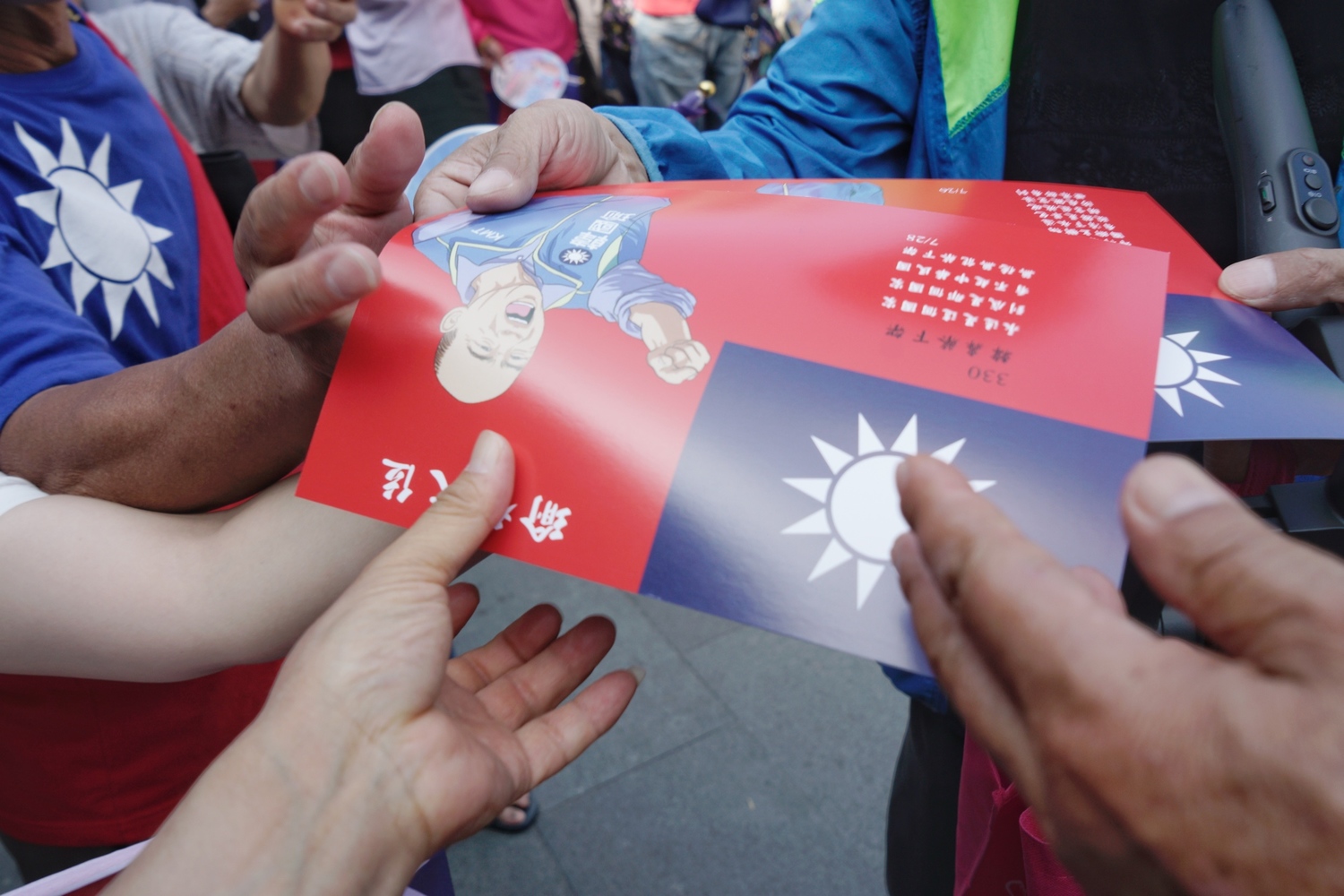 國民黨總統參選人韓國瑜到彰化地區參拜多個鄉鎮的宮廟,希望能挽救直往下墜的民調,韓國瑜上午十時來到首站的鹿港天后宮,數百位堅定韓粉在天后宮外守候等待韓國瑜的到來。圖為韓粉爭相拿取韓國瑜貼紙。 圖:張良一/攝 國民黨總統參選人韓國瑜到彰化地區參拜多個鄉鎮的宮廟,希望能挽救直往下墜的民調,韓國瑜上午十時來到首站的鹿港天后宮,數百位堅定韓粉在天后宮外守候等待韓國瑜的到來。圖為韓粉爭相拿取韓國瑜貼紙。 圖:張良一/攝