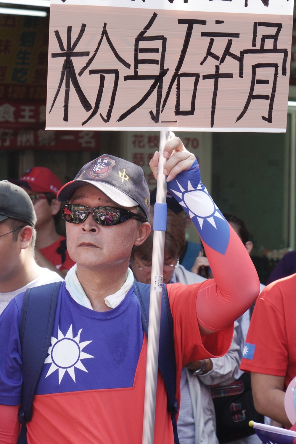 國民黨總統參選人韓國瑜到彰化地區參拜多個鄉鎮的宮廟,希望能挽救直往下墜的民調,韓國瑜上午十時來到首站的鹿港天后宮,數百位堅定韓粉在天后宮外守候等待韓國瑜的到來。 圖:張良一/攝 國民黨總統參選人韓國瑜到彰化地區參拜多個鄉鎮的宮廟,希望能挽救直往下墜的民調,韓國瑜上午十時來到首站的鹿港天后宮,數百位堅定韓粉在天后宮外守候等待韓國瑜的到來。 圖:張良一/攝