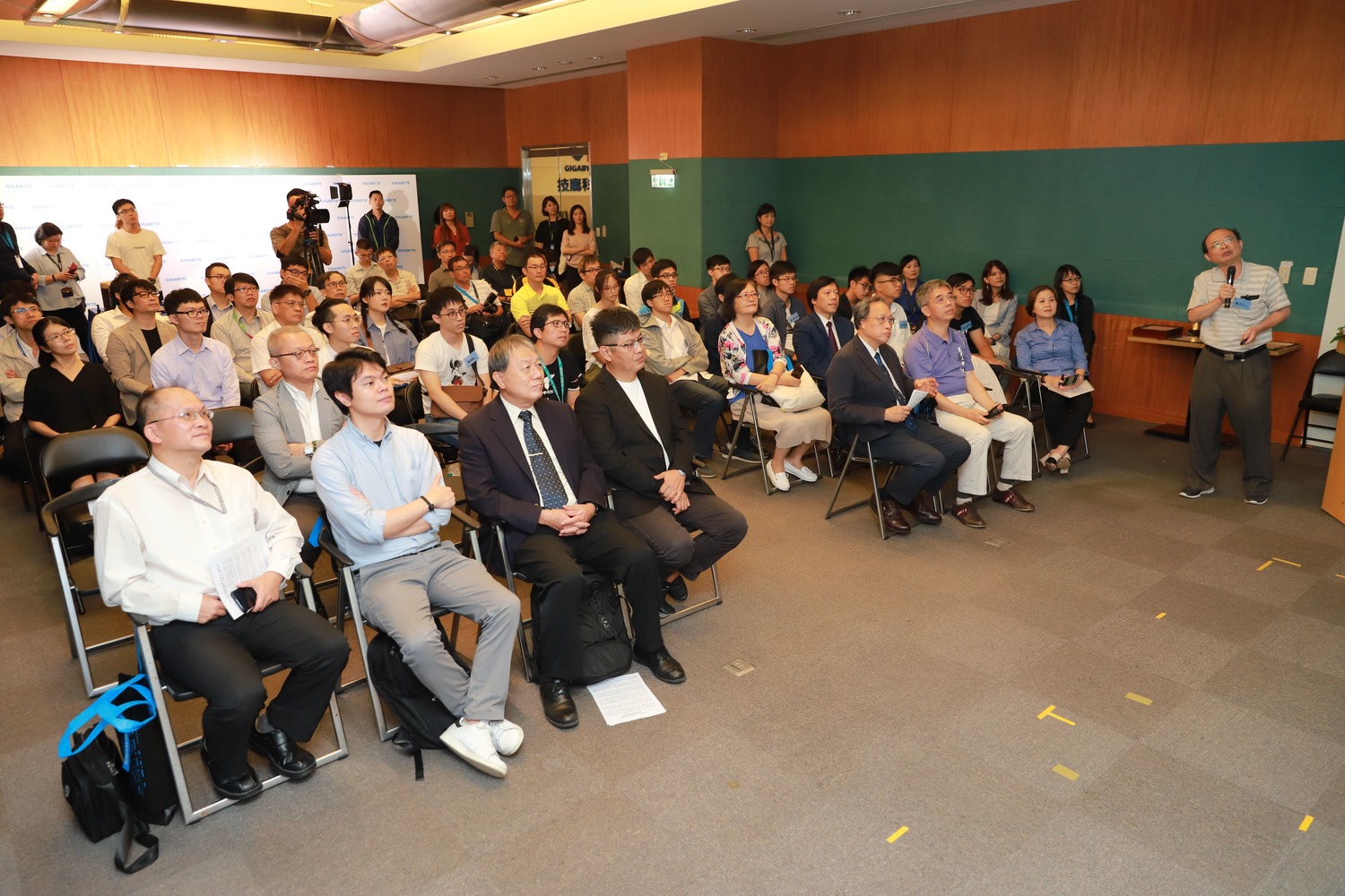 成大團隊今年於「德國ISC大學生叢集電腦競賽」與「新加坡HPC-AI學生電腦競賽」中,擊敗各國好手,成績相當亮眼。 圖:國立成功大學工程科學系提供 成大團隊今年於「德國ISC大學生叢集電腦競賽」與「新加坡HPC-AI學生電腦競賽」中,擊敗各國好手,成績相當亮眼。 圖:國立成功大學工程科學系提供