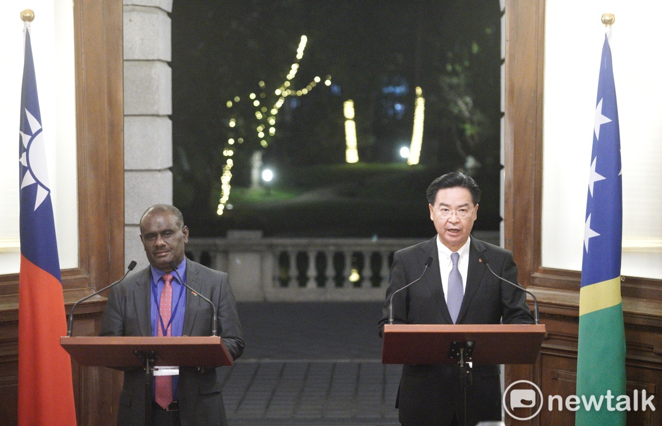 外交部長吳釗燮與索羅門群島外長馬內列(Jeremiah Manele）日前在台北賓館舉行媒體見面會。 圖 : 張良一/攝