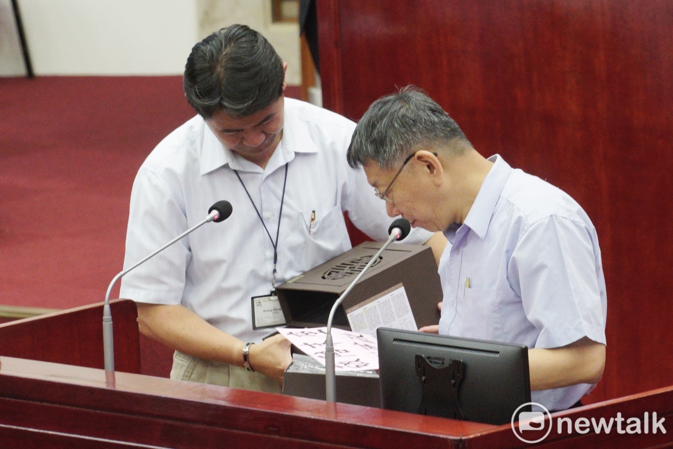 台北市長柯文哲在市議會備詢時,民進黨市議員洪健益送上月餅,請柯P當場念出餅盒中字條,「敬陪末座、專心市政、回歸正道、市民之福」。 圖:張良一/攝 台北市長柯文哲在市議會備詢時,民進黨市議員洪健益送上月餅,請柯P當場念出餅盒中字條,「敬陪末座、專心市政、回歸正道、市民之福」。 圖:張良一/攝