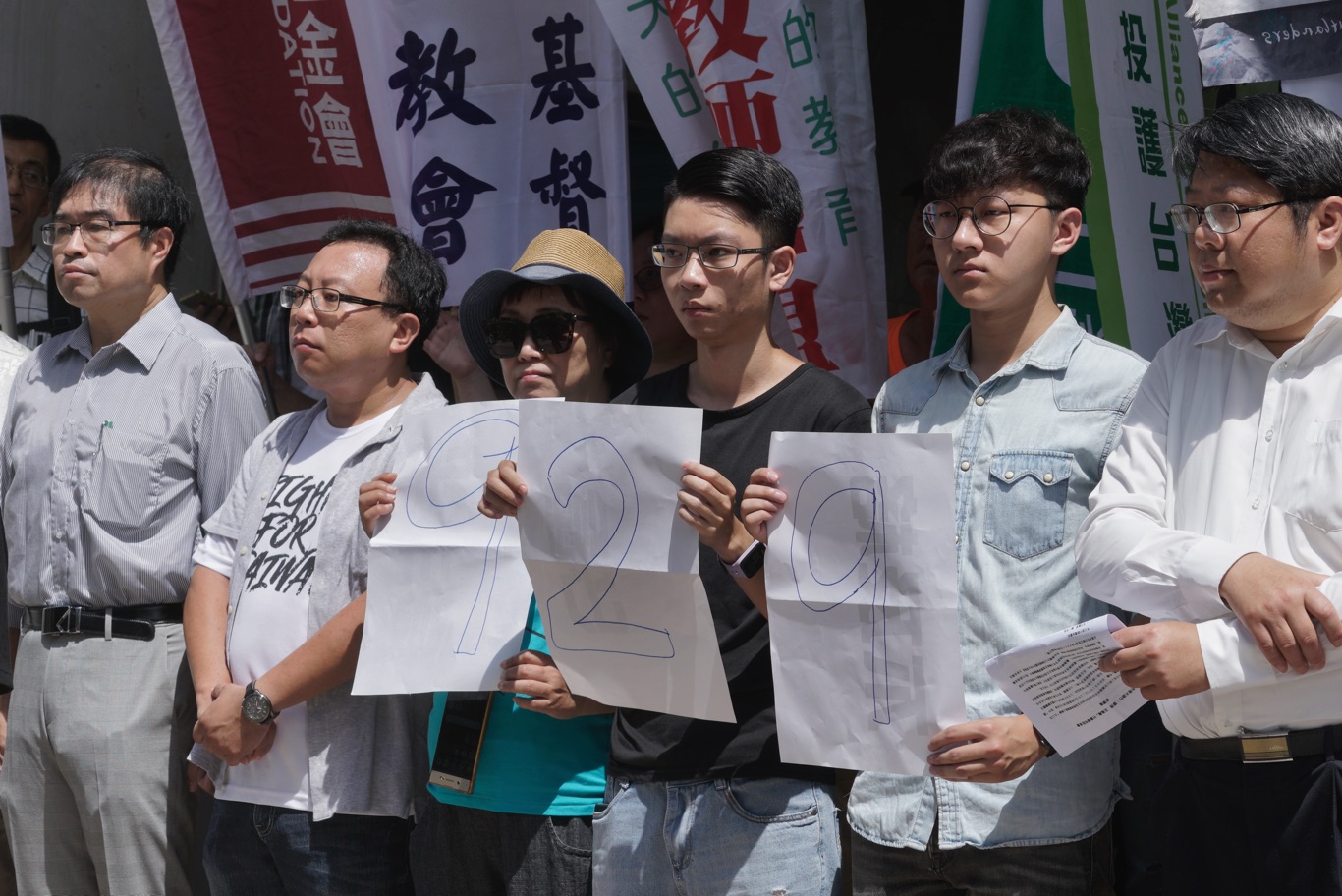 多個公民團體和在台港生上午在立法院群賢樓外舉行記者會,公布九二九台港大遊行行動,並發布遊行規劃、行動主張和聯合聲明。 圖:張良一/攝 多個公民團體和在台港生上午在立法院群賢樓外舉行記者會,公布九二九台港大遊行行動,並發布遊行規劃、行動主張和聯合聲明。 圖:張良一/攝
