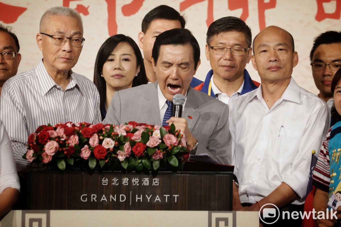 馬英九被韓粉嗆聲,但馬英九仍在另一場馬韓同框的台商聯誼會上,奮力的喊:「韓國瑜凍蒜!」。 圖:張良一/攝 馬英九被韓粉嗆聲,但馬英九仍在另一場馬韓同框的台商聯誼會上,奮力的喊:「韓國瑜凍蒜!」。 圖:張良一/攝