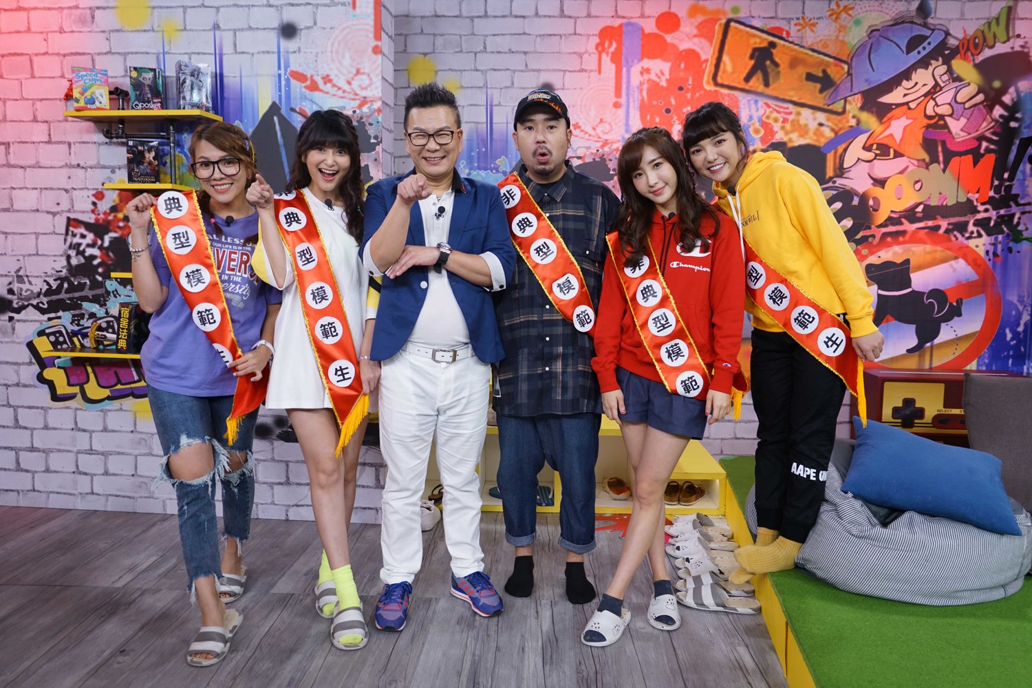 沈玉琳《Game什麼東西》演校長,舉辦「非典型模範生選拔賽」。左起:小優、樓心潼、沈玉琳、阿達、陳瑀希、何美。 沈玉琳《Game什麼東西》演校長,舉辦「非典型模範生選拔賽」。左起:小優、樓心潼、沈玉琳、阿達、陳瑀希、何美。