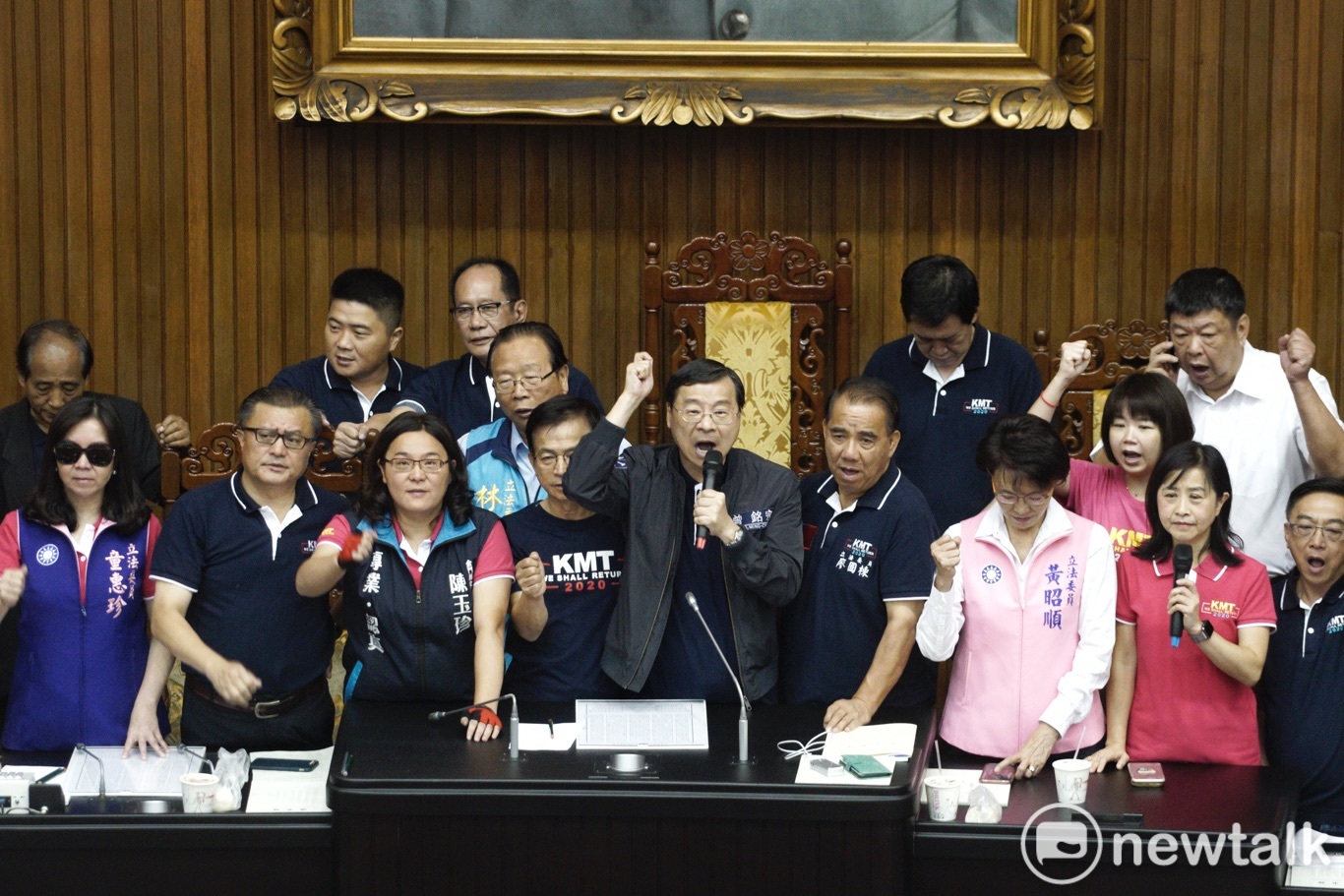 立法院藍綠立委佔多數,小黨在國會仍屬弱勢。 立法院藍綠立委佔多數,小黨在國會仍屬弱勢。