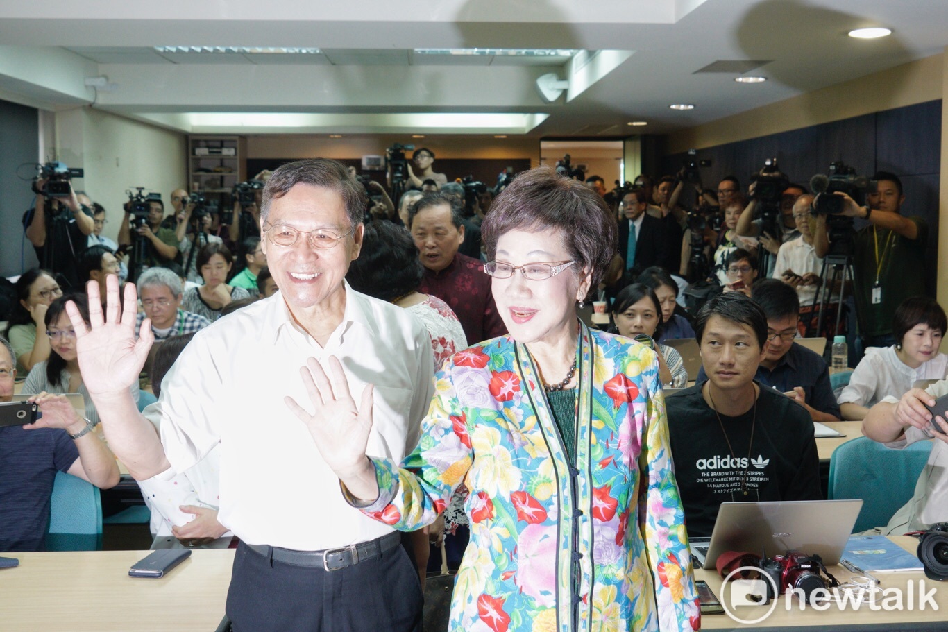 呂秀蓮與搭檔副手,前南投縣長彭百顯。 圖:張良一/攝 呂秀蓮與搭檔副手,前南投縣長彭百顯。 圖:張良一/攝